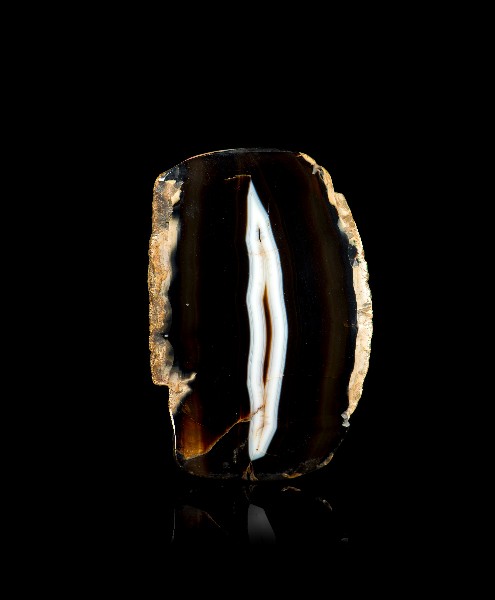Etre pierre : Inconnu, La vulve (aussi dite La fissure). Caillois, (onyx, Bresil), 9 x 13 x 5 cm, Museum national d'Histoire naturelle – Paris  © MNHN-Direction des collections et bibliotheques 